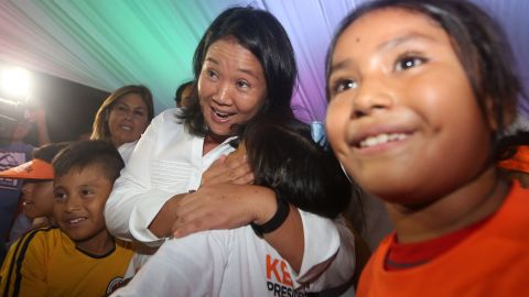 La candidata presidencial peruana Keiko Fujimori (c) en un mitin en el populoso distrito de Manchay, en el sur de la ciudad de Lima.