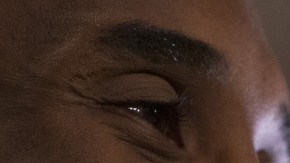 Kobe Bryant sonríe mientras atiende a los reporteros en uno de los juegos de su despedida.