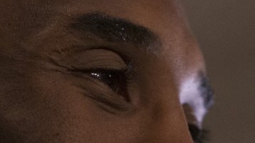 Kobe Bryant sonríe mientras atiende a los reporteros en uno de los juegos de su despedida.