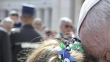 El papa Francisco conversa con la joven Lizzy Myer durante la audiencia general de los miércoles en la Plaza de San Pedro en el Vaticano.