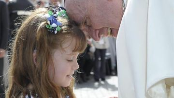 El papa Francisco conversa con la joven Lizzy Myer durante la audiencia general de los miércoles en la Plaza de San Pedro en el Vaticano.