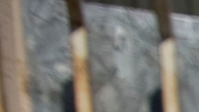 Daniel Aaron Torres (i) muestra su visa estadounidense mientras cruza legalmente la frontera de Tijuana (México) a San Diego (Estados Unidos). /EFE