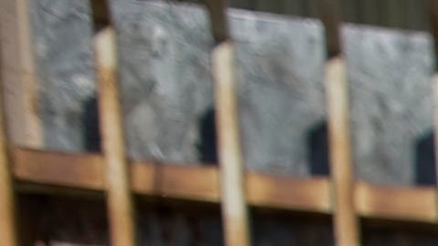 Daniel Aaron Torres (i) muestra su visa estadounidense mientras cruza legalmente la frontera de Tijuana (México) a San Diego (Estados Unidos). /EFE
