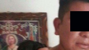 Uno de los detenidos posa con lencería.