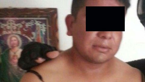 Uno de los detenidos posa con lencería.