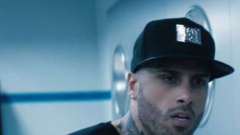 El video musical que acompaña a la canción cuenta con más de 260 millones de visitas en Youtube.