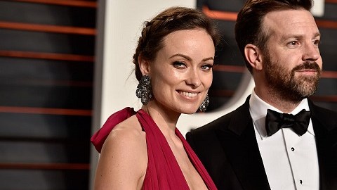 Los actores Olivia Wilde y Jason Sudeikis en una alfombra roja derrochando amor el pasado febrero.