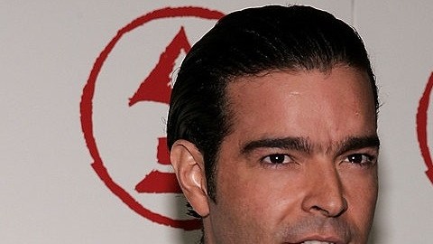 Al parecer el cantante Pablo Montero no quiere separarse definitivamente de la madre de sus dos hijas.