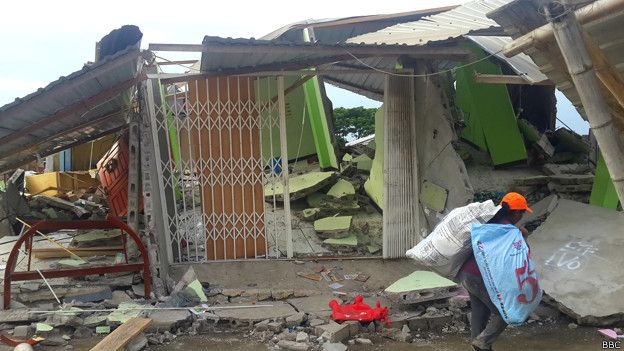 Los habitantes de Pedernales han tratado de salvar lo que pudieron de sus viviendas destruidas.