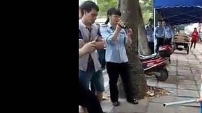 Un agente se acercó al niño para calmarlo.