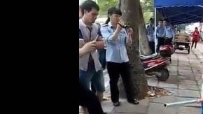 Un agente se acercó al niño para calmarlo.