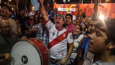 Seguidores del candidato presidencial peruano Pedro Pablo Kuczynski en Lima.