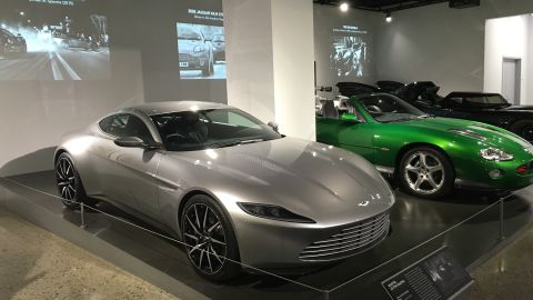 El Petersen Automotive Museum repasa la historia de varios vehículos de cine. En la imagen, dos usados en la saga de James Bond (a la izq., el Aston Martin de 'Spectre').