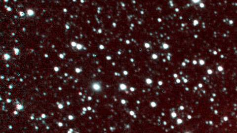 El cometa C / 2014 Q2 (Lovejoy) es uno de los más de 32 cometas fotografiados por la misión de la NASA NEOWISE a partir de diciembre de 2013 hasta diciembre de 2014. Esta imagen del cometa Lovejoy combina una serie de observaciones realizadas en noviembre de 2013.