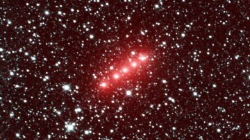 El cometa C / 2014 Q2 (Lovejoy) es uno de los más de 32 cometas fotografiados por la misión de la NASA NEOWISE a partir de diciembre de 2013 hasta diciembre de 2014. Esta imagen del cometa Lovejoy combina una serie de observaciones realizadas en noviembre de 2013.