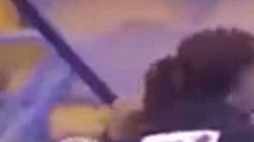 Increíble corte de pelo en el futbol árabe.