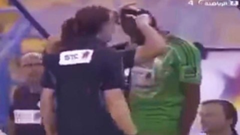 Increíble corte de pelo en el futbol árabe.