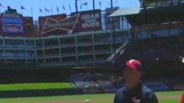 Elizabeth Sullivan, una anciana de 105 años tiró la primera bola en el Openning Day de los Rangers.