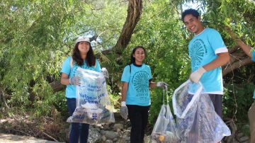 Vanessa Corona, Diana Reyes y Rogelio Ferrel mostraron su espíritu de compromiso con la naturaleza y el medio ambiente, ayudando a limpiar el rio de Los Ángeles.