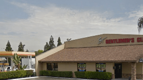 El hombre dejó a la bebé dentro del coche mientras él gozaba en el club solo para caballeros Synn.