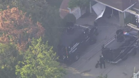 El equipo de SWAT logró tumbar la puerta de la cochera y arrestar al individuo.
