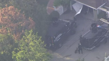 El equipo de SWAT logró tumbar la puerta de la cochera y arrestar al individuo.