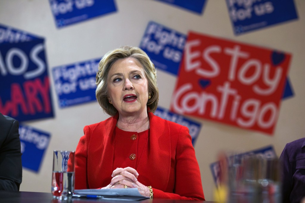 Hillary Clinton en reunión con grupos proimigrantes de Nueva York el 13 de abril del 2016.