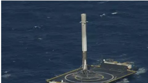 La primera etapa del Falcon 9 acaba de aterrizar en la barcaza en esta foto.