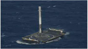 La primera etapa del Falcon 9 acaba de aterrizar en la barcaza en esta foto.