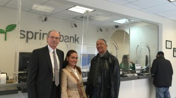 Eric Pallas, presidente y director de Spring Bank en El Bronx con dos clientes,  Adalgisa Rodríguez y Francisco Olivo, dos clientes de la entidad de El Bronx./A.B.N.