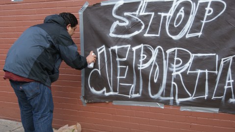 Jóvenes se preparan para la marcha del 1 de mayo de 2016 en el Área de la Bahía de San Francisco.