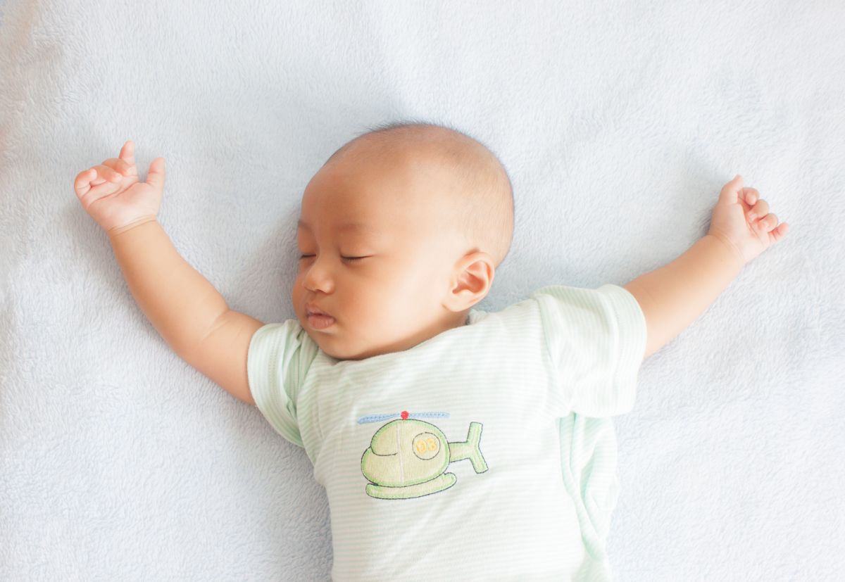 Establecerle al bebé una rutina de sueño y alimentación desde que nace es básico para que su cuerpo aprenda a distinguir pronto las horas del día y la noche.