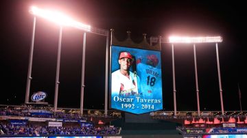 El homenaje a Oscar Taveras antes del juego seis de la Serie Mundial de 2014 entre los Kansas City Royals y los San Francisco Giants en Kauffman Stadium.