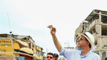 Estados Unidos entregará a Ecuador ayuda por valor de un millón de dólares para paliar los efectos del terremoto que azotó zonas de la costa norte del país hace diez días, informaron fuentes estadounidenses.
	   El embajador de ese país Todd Chapman dijo hoy en Pedernales, en el epicentro de la catástrofe, que su país ha enviado a Ecuador un avión con más de 83 toneladas de materiales para la construcción, equipamiento de cocina y contenedores de agua, entre otras cosas.
	   Militares estadounidenses, además, trabajan en el aeropuerto de Manta, adonde se prevé que hoy llegue una nueva torre de control suministrada por Estados Unidos tras la pérdida de la original en el sismo, explicó Chapman.
	   Se trata de una torre móvil provisional para el control de tráfico aéreo que contribuirá a aumentar la seguridad del recinto aeroportuario, comentó a periodistas.
	   El diplomático estadounidense hizo estas declaraciones durante un recorrido por algunas zonas afectadas del terremoto de magnitud 7,8 grados del pasado 16 de abril, que ha causado 655 muertos y miles de heridos y damnificados, según cifras oficiales.
	   Chapman, junto a la embajadora de Canadá en Ecuador, Marianick Tremblay, y al del Reino Unido, Patrick Mullee, recorrió un almacén de ayuda en la localidad de Pedernales y visitó el centro de mando integral y el centro de mando militar en esa localidad, una de las más afectadas por el sismo.
	   El diplomático estadounidense señaló que su país ha enviado también a Ecuador ingenieros de estructuras, especialistas en saneamiento y en construcción de albergues.
	   Agregó que quizá es difícil mandar alimentos desde su país a Ecuador, pero "una contribución de diez dólares puede llegar rápidamente a través de las organizaciones privadas norteamericanas que están trabajando ahora aquí en Pedernales".
	   Chapman reconoció que nunca ha visto una tragedia como la que afecta a la zona norte de la costa ecuatoriana, a pesar de haber trabajado durante su trayectoria profesional en lugares como Afganistán y Mozambique.
	   "Yo ya vi muchas cosas, pero aquí el desastre es enorme y yo creo que es muy importante, como pueblo de Estados Unidos, ayudar en este momento", declaró.
	   El diplomático estadounidense destacó el espíritu de los ecuatorianos, que calificó de "muy vibrante" y dijo que están "muy unidos como pueblo", al tiempo que expresó la solidaridad de Estados Unidos "en este tiempo tan difícil".
	   "Creo que es muy importante saber que la comunidad internacional no va a olvidarse del pueblo ecuatoriano. Estamos aquí para trabajar hoy y para mañana también". 


Photographs: 

Photograph 1: 
El embajador de Estados Unidos en Ecuador Todd Chapman (3i), visita la zona de Pedernales (Ecuador), afectada por el terremoto, donde anunció que su país ha enviado a Ecuador un avión con más de 83 toneladas de materiales para la construcción, equipamiento de cocina y contenedores de agua, entre otras cosas.