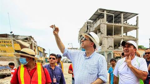 Estados Unidos entregará a Ecuador ayuda por valor de un millón de dólares para paliar los efectos del terremoto que azotó zonas de la costa norte del país hace diez días, informaron fuentes estadounidenses.
	   El embajador de ese país Todd Chapman dijo hoy en Pedernales, en el epicentro de la catástrofe, que su país ha enviado a Ecuador un avión con más de 83 toneladas de materiales para la construcción, equipamiento de cocina y contenedores de agua, entre otras cosas.
	   Militares estadounidenses, además, trabajan en el aeropuerto de Manta, adonde se prevé que hoy llegue una nueva torre de control suministrada por Estados Unidos tras la pérdida de la original en el sismo, explicó Chapman.
	   Se trata de una torre móvil provisional para el control de tráfico aéreo que contribuirá a aumentar la seguridad del recinto aeroportuario, comentó a periodistas.
	   El diplomático estadounidense hizo estas declaraciones durante un recorrido por algunas zonas afectadas del terremoto de magnitud 7,8 grados del pasado 16 de abril, que ha causado 655 muertos y miles de heridos y damnificados, según cifras oficiales.
	   Chapman, junto a la embajadora de Canadá en Ecuador, Marianick Tremblay, y al del Reino Unido, Patrick Mullee, recorrió un almacén de ayuda en la localidad de Pedernales y visitó el centro de mando integral y el centro de mando militar en esa localidad, una de las más afectadas por el sismo.
	   El diplomático estadounidense señaló que su país ha enviado también a Ecuador ingenieros de estructuras, especialistas en saneamiento y en construcción de albergues.
	   Agregó que quizá es difícil mandar alimentos desde su país a Ecuador, pero "una contribución de diez dólares puede llegar rápidamente a través de las organizaciones privadas norteamericanas que están trabajando ahora aquí en Pedernales".
	   Chapman reconoció que nunca ha visto una tragedia como la que afecta a la zona norte de la costa ecuatoriana, a pesar de haber trabajado durante su trayectoria profesional en lugares como Afganistán y Mozambique.
	   "Yo ya vi muchas cosas, pero aquí el desastre es enorme y yo creo que es muy importante, como pueblo de Estados Unidos, ayudar en este momento", declaró.
	   El diplomático estadounidense destacó el espíritu de los ecuatorianos, que calificó de "muy vibrante" y dijo que están "muy unidos como pueblo", al tiempo que expresó la solidaridad de Estados Unidos "en este tiempo tan difícil".
	   "Creo que es muy importante saber que la comunidad internacional no va a olvidarse del pueblo ecuatoriano. Estamos aquí para trabajar hoy y para mañana también". 


Photographs: 

Photograph 1: 
El embajador de Estados Unidos en Ecuador Todd Chapman (3i), visita la zona de Pedernales (Ecuador), afectada por el terremoto, donde anunció que su país ha enviado a Ecuador un avión con más de 83 toneladas de materiales para la construcción, equipamiento de cocina y contenedores de agua, entre otras cosas.