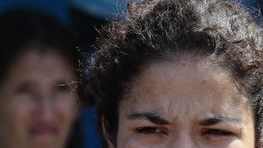 Mujeres lloran ante la devastación en la localidad de Pedernales.