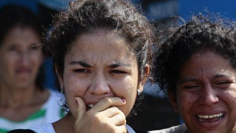 Mujeres lloran ante la devastación en la localidad de Pedernales.