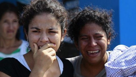 Mujeres lloran ante la devastación en la localidad de Pedernales.