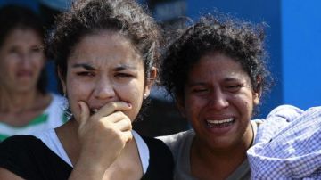 Mujeres lloran ante la devastación en la localidad de Pedernales.