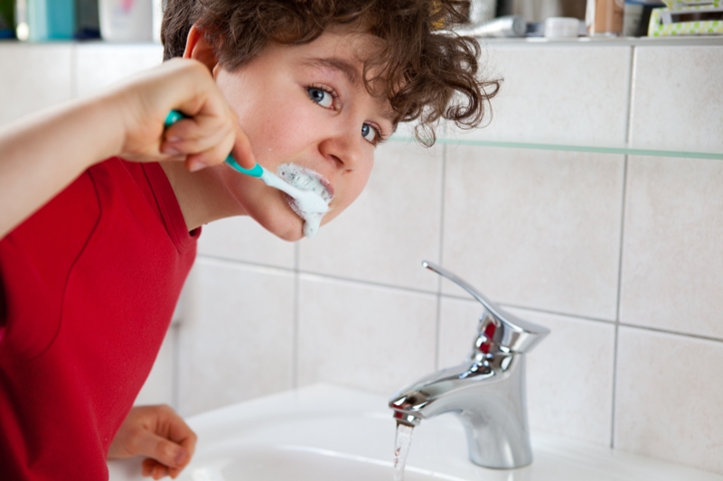 Enséñales a no dejar el agua de la llave corriendo mientras se cepillan los dientes.