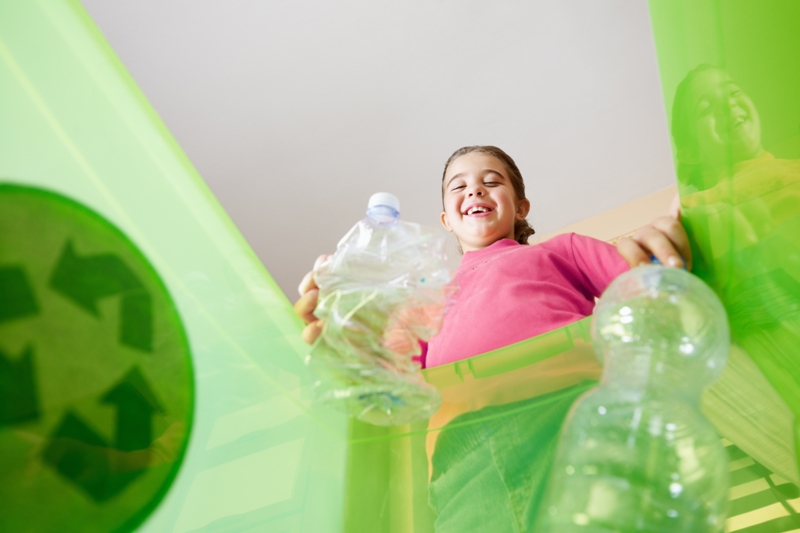 Deja en manos de los niños la tarea diaria de seleccionar los artículos reciclables y depositarlos en sus cajas plásticas correspondientes.