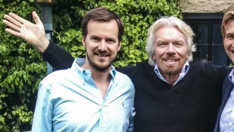 De derecha a izquierda, Kristo Käärmann cofundador de TransfreWise, Richard Branson, uno de sus inversionistas, y 
Taavet Hinrikus cofundador./Cortesía