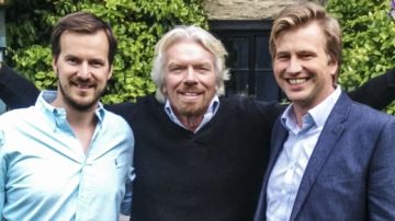 De derecha a izquierda, Kristo Käärmann cofundador de TransfreWise, Richard Branson, uno de sus inversionistas, y 
Taavet Hinrikus cofundador./Cortesía