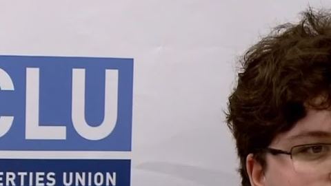 La corte dictó hoy una decisión temporal para proteger los derechos de Grimm