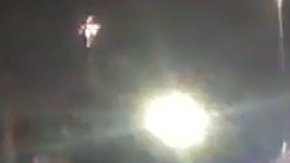 Manifestantes rodearon una patrulla y empezaron a romper las ventanas y saltar sobre el auto.