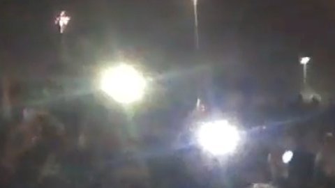 Manifestantes rodearon una patrulla y empezaron a romper las ventanas y saltar sobre el auto.