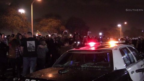 Imagen muestra los daños a una patrulla de la Policía de Costa Mesa.