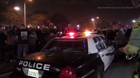 Imagen muestra los daños a una patrulla de la Policía de Costa Mesa.