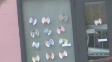 Las autoridades consiguieron amarrar al toro, que primero se creyó que era una vaca, después de dispararle dardos tranquilizantes.