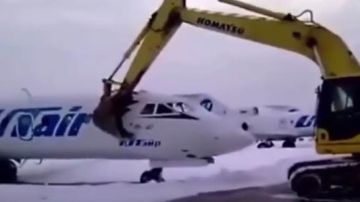 El iracundo destrozó el avión con la excavadora.